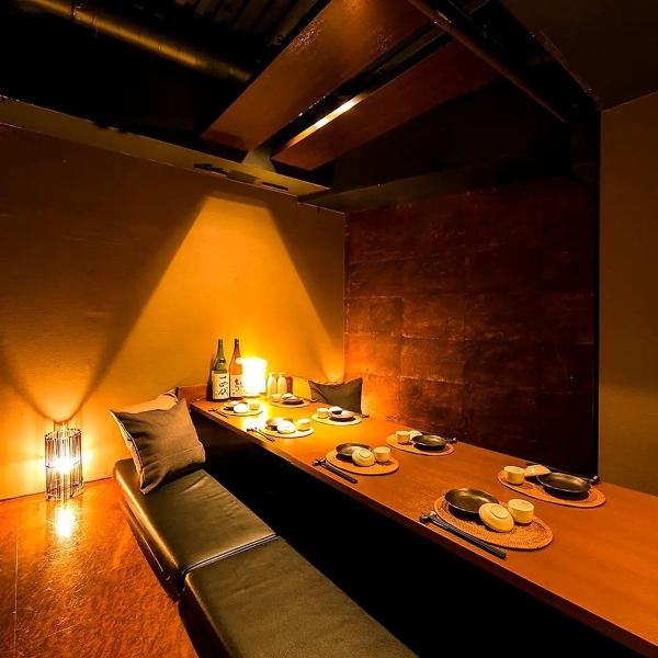 Our Japanese-style private room is a calm space where traditional Japanese beauty is alive.Enjoy a moment to forget the hustle and bustle of everyday life in the warmth of natural wood and the tranquil atmosphere created by delicate paper shoji screens.Enjoy a blissful time in a comfortable space with exquisite cuisine.