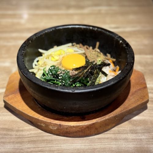 Stone-grilled bibimbap (with soup)