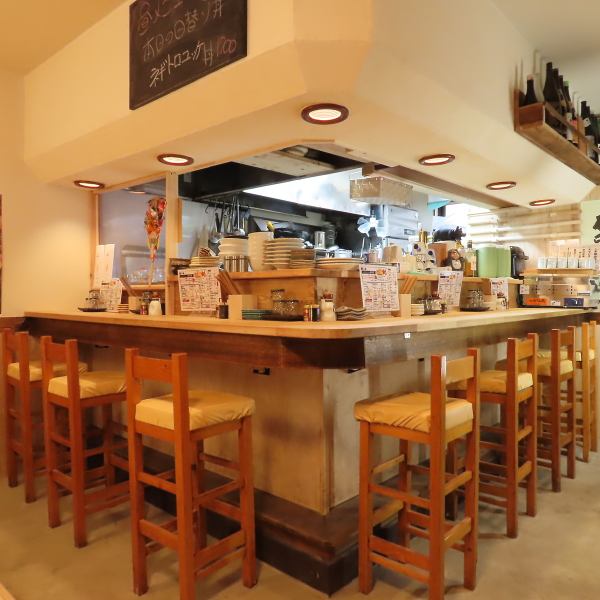 当店はじっくり【リラックス】しながら、こだわりの料理とお酒をお楽しみいただけます！居心地の良い空間となっておりますのでお一人様からも大歓迎です☆ぜひお気軽に飛び込んでみてください♪