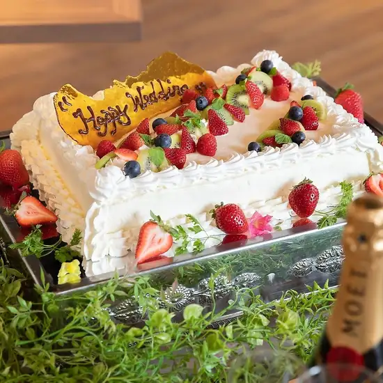 ご希望の方にメッセージ付ホールケーキや花束もご用意致します！