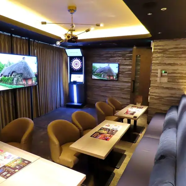 【VIP包廂,含飛鏢和卡拉OK】我們有一個豪華私人包廂,最多可容納14人。您可以盡情玩樂,放鬆身心,不必擔心周圍的人,或將其作為與朋友或愛人共度的專屬私人空間。