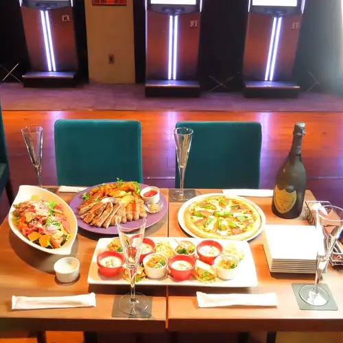 Enjoy a course meal and drinks at a darts bar in Shinjuku!