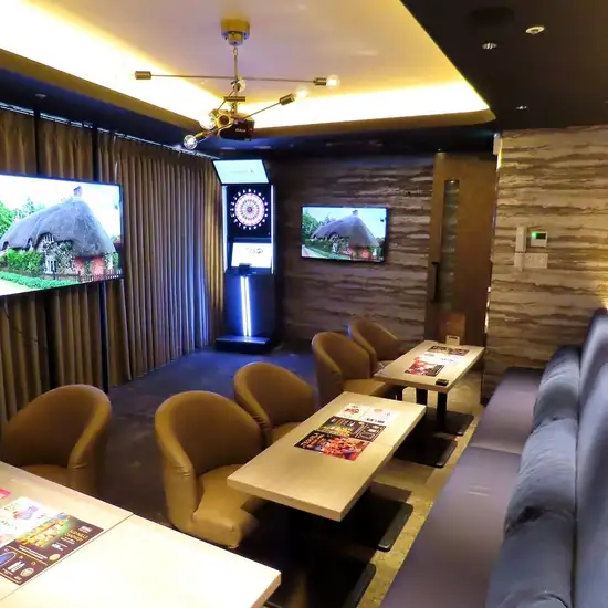 配備飛鏢靶、顯示器、投影機等設備!是舉辦派對的理想場所。