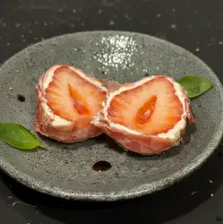 草莓和起司裹在義大利燻火腿裡