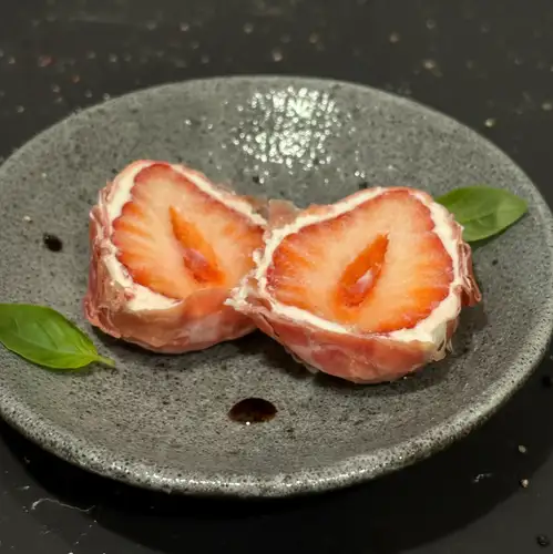 いちごとチーズの生ハム包み