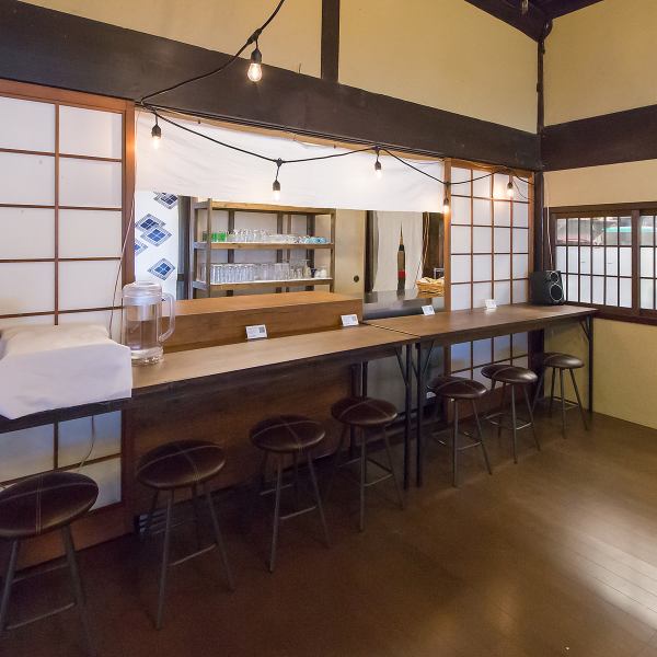 テーブル席を中心に、少人数での語らいや仕事利用にも最適な環境を整えています◎アンティーク調の重厚なインテリアが上質な時間を演出し、貸切パーティーやイベント相談も柔軟に対応★照明のトーンを落とした店内で、自分好みの辛さに調整した一皿を心ゆくまで楽しんで！