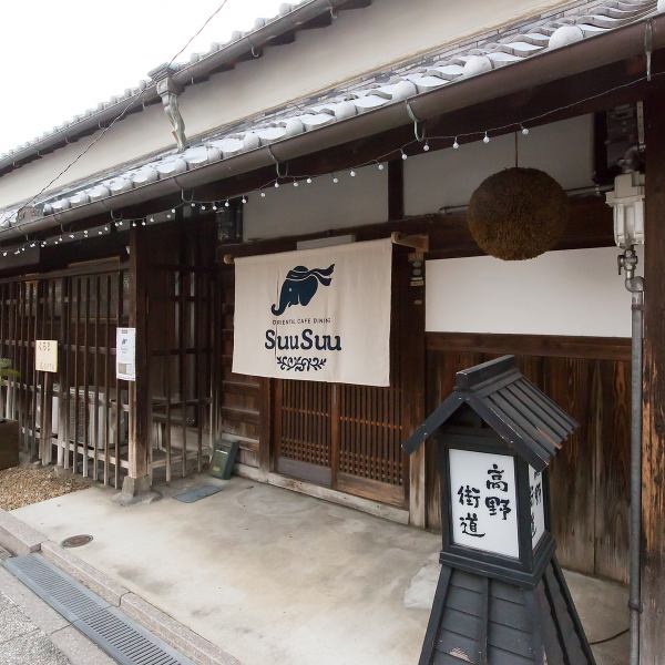 異国感溢れるお洒落な外観が目印の当店は、駅からのアクセスもスムーズです◎一歩足を踏み入れれば、タイの調味料の香りとビンテージ家具が調和する特別な世界が広がります☆無料Wi-Fiなどのサービスも充実しており、初めての方でも挑戦しやすい温かなおもてなしでお迎えします♪