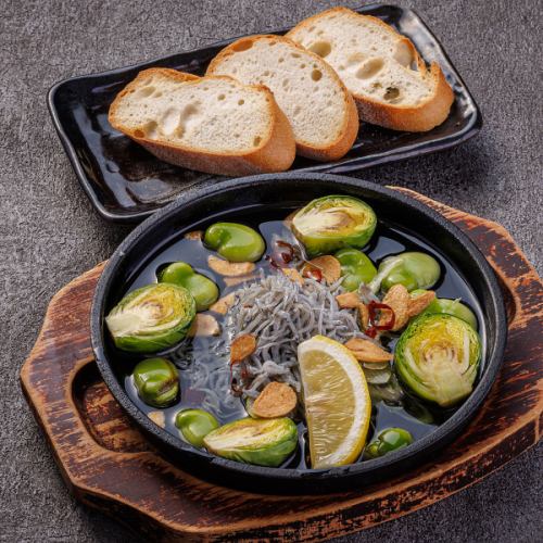 【逸品】釜揚げしらすと春野菜の鉄板アヒージョ