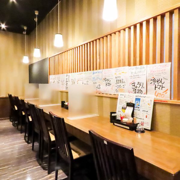 ≪カウンター席≫8席ご用意しており、お一人様でもふらっとお立ち寄りください。当店のカウンター席は、居酒屋ならではの賑やかな雰囲気を楽しむのに最適な場所です♪目の前で調理される料理の香りや音を感じながら、仕事帰りにサクッと一杯にぴったり!美味しい肴と共に、心温まるひとときをお過ごしください!
