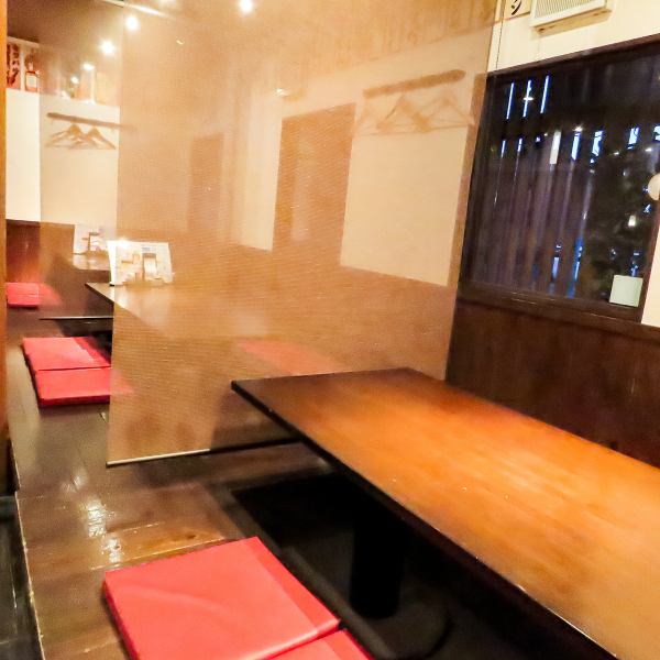 ≪テーブル席・掘りごたつ席≫テーブル席は、友人や家族との食事にぴったりな開放感が魅力。掘りごたつ席は、ゆったりとくつろげる空間で、足を伸ばしてリラックスしながら美味しい料理を楽しめます。どちらの席でも、旬の食材を使った絶品料理や豊富なドリンクメニューが揃っており、心温まるひとときをお約束します。