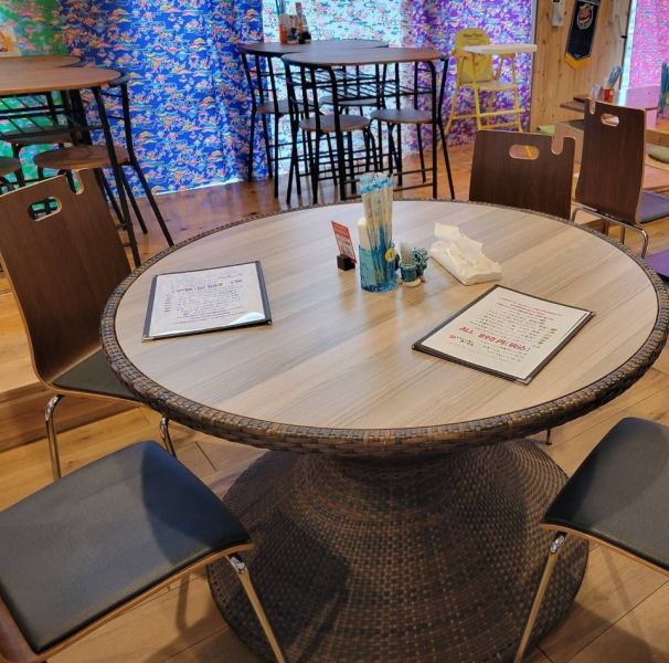 沖縄の風を感じながら、みんなで楽しむCAFE＆居酒屋レストランが登場！新鮮な地元のお刺身は絶品で、どれも口の中でとろける美味しさ。テーブル、座敷、掘りごたつ席がありくつろげ、家族や仲間と一緒に賑やかに過ごせる空間が広がっています！オリオンビールや種類豊富な泡盛を取り揃えております。