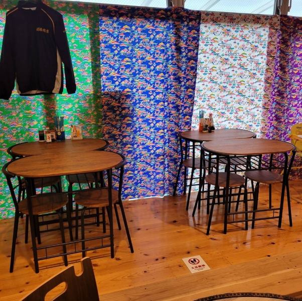 家族連れから友人同士の飲み会、会社の宴会まで幅広く使える沖縄料理の居酒屋。新鮮な県産刺身やゴーヤチャンプルー、ラフテーなど郷土料理が楽しめ、生ビール付き飲み放題も人気。さらに、1,000円(税込)で気軽に飲める「せんべろコース」もあり、コスパ重視の方にもおすすめ！