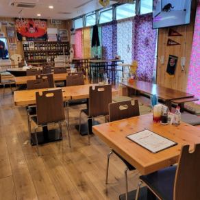 心地よいリゾート気分を味わいながら本格的な沖縄料理を楽しむことができます。店内は明るく開放的で、大きな水槽を泳ぐ熱帯魚が癒しのひとときを演出します。テーブルの2名席もあるので、デートや友人との食事にもぴったりです。1人での利用にも心地よく、幅広いシーンで活躍するお店です。