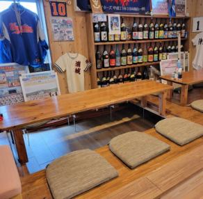 リラックスできる掘りごたつ席もあるので、仲間と楽しいひとときを過ごせます。定番のゴーヤチャンプルーやにんじんしりしり、ソーキ(豚の骨付バラ煮)、新鮮な刺身に焼き魚まで揃い、泡盛の種類も豊富。掘りごたつ席でゆったりくつろぎながら、生ビール込みの飲み放題やお得なせんべろコースで宴会も大満足！