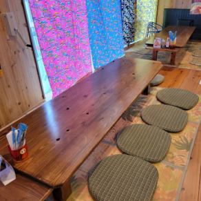 沖縄の風情を感じられる居酒屋で、ゆったりしたひとときを過ごしましょう。座敷があるので、落ち着いた雰囲気でくつろぎながら、お食事を楽しむことができます！泡盛や生ビールを含む飲み放題があるのが嬉しい！新鮮な素材を使った料理はどれも絶品、沖縄の味を堪能しながら、素敵な時間を過ごしましょう。
