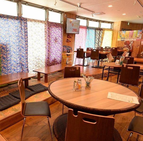 沖縄の風を感じながら、みんなで楽しむCAFE＆居酒屋レストランが登場！新鮮な地元のお刺身は絶品で、どれも口の中でとろける美味しさ。テーブル、座敷、掘りごたつ席がありくつろげ、家族や仲間と一緒に賑やかに過ごせる空間が広がっています！オリオンビールや種類豊富な泡盛を取り揃えております。