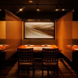 隣とはロールカーテンで仕切られたテーブル席！仕事帰りのカジュアルな飲み会におすすめ！落ち着きのある和風のプライベート空間は、飲み会や宴会だけでなく、誕生日会・合コンなどにもピッタリ！