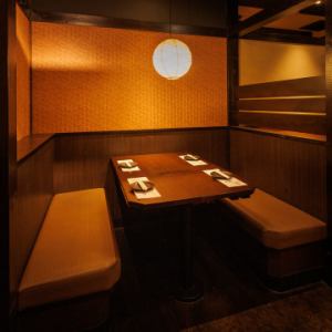 少人数の飲み会にピッタリの半個室！4名様向けのこちらのお席は、飲み会や宴会はもちろん、接待、女子会にも最適！半個室の程よいプライベートな空間なので、安心して飲み会をお楽しみいただけます！