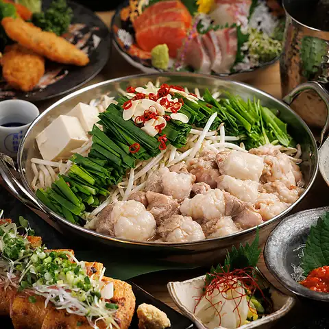 【もつ鍋おかわりOK】専門店の博多もつ鍋＆氷見牛のたたきを堪能！全8品 3H飲放題付 4999円