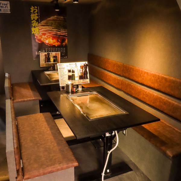 【ゆったりと落ち着いて過ごせる上質な空間】落ち着きのある洗練された大人な空間は、シーンを選ばずご利用いただけます。店内にはカウンター席とテーブル席をそれぞれ完備。接待・会食からお仕事終わりの飲み会、一人飲みまでお気軽にお立ち寄りください。