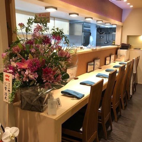 【銀座で個室、桜肉の魅力を堪能】銀座の隠れ家で、個室の落ち着いた空間をご提供します。桜肉はヘルシーで疲労回復や免疫力向上に効果的です。接待や記念日、大切な方との特別な食事にぴったりです。上質な食材を使用した料理で、心温まるひとときをお楽しみいただけます。大人のための贅沢な時間を、ぜひご体験ください。