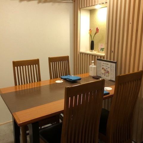 【桜肉鍋で心を温める】大切な人との会食や接待におすすめの桜肉鍋は、ヘルシーで疲労回復や免疫力向上に効果的です。新鮮な桜肉を使用したこの鍋は、豊かな味わいとともに、心身を癒す特別な一皿です。記念日や特別な日には心地よい空間で美味しい鍋を囲み、思い出に残る素敵なひとときを過ごしてみてはいかがでしょうか。