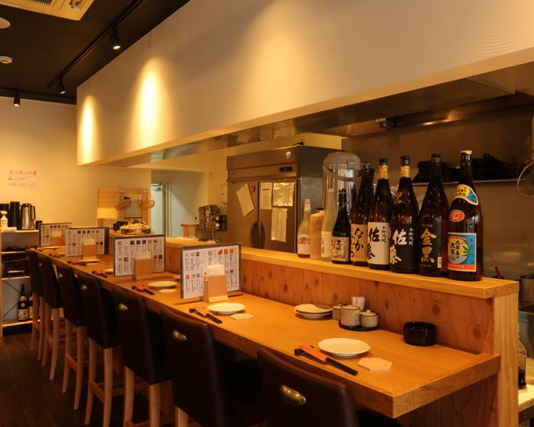 カウンター8席あります!おひとり様に大人気!お二人様は距離を縮めるのにぴったり!