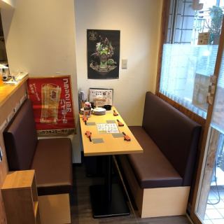 両側ベンチシートソファ型テーブル席ついたてを立てれば半個室!両側ベンチシートソファ型なのでゆったり楽しめます。家族連れにのお客様にも好評です。