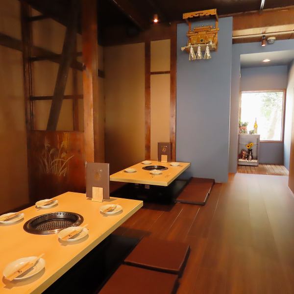 沖縄の古民家で営む焼肉屋をイメージした店内が自慢♪全席掘りごたつとなっており、ゆったり寛ぎながらご満喫いただけます！6名席が9卓、8名席が１卓の広々使えるお席をご用意しておりますので、ご友人同士の飲み会や女子会、ご家族様の食事会など、さまざまな用途にご利用いただけます♪最大12名様まで使える半個室も◎