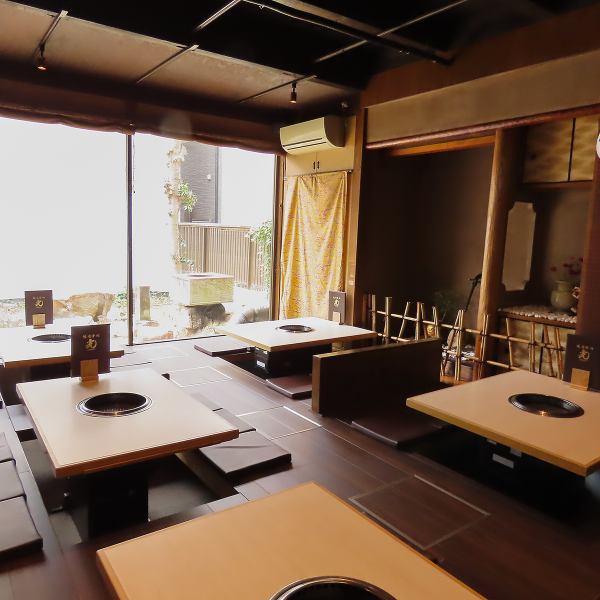 沖縄の郷土料理や沖縄名物「オリオンビール」、「泡盛」を堪能しつつ、沖縄をイメージした庭園の景色を眺めることができます◎庭園は夜になるとライトアップされるため、大人デートやご宴会を楽しみながら景観を望むのも、ムードが高まり素敵なひとときになること間違いなし♪大切な方と迎える記念日にも最適です！