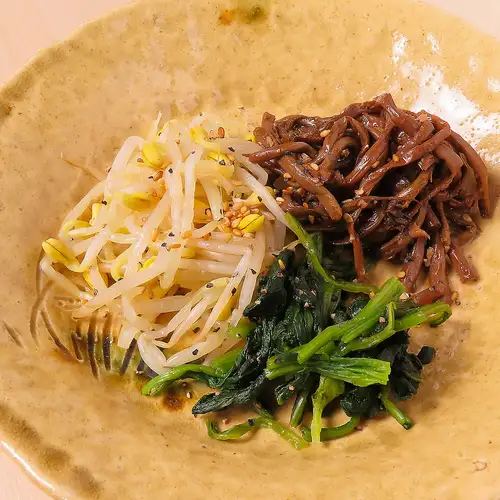 多种精致小菜,可与烤肉一同享用。