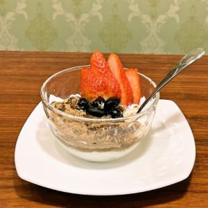 丹波篠山産黒豆の深煎りきな粉と神戸はちみつのヨーグルト（季節のフルーツ添え）