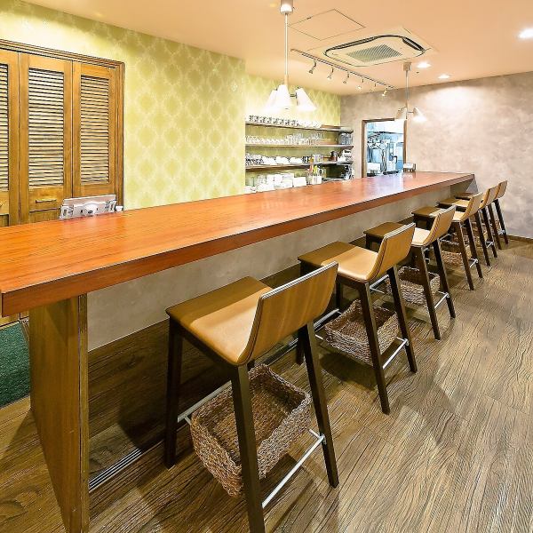 【おひとり様でゆったりと】カウンター席で、店長との会話を楽しみながら、ゆったりとお食事とドリンクをお楽しみいただけます!お仕事帰りや普段使いのお食事にも、お気軽にご利用ください!