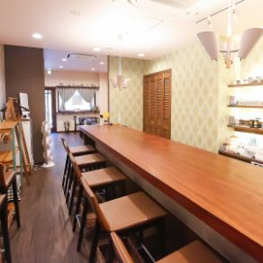 広々としたカウンター席は最大6名までご利用いただくことができます。カウンター席では店主との会話をお楽しみいただける点やお席の距離感が近いことからデートや大切な人との特別な記念日を過ごしていただくのにピッタリな空間となっています。ぜひ記念日や誕生日といった特別な日を当店でお過ごしください♪