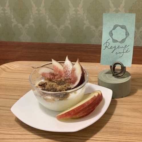 丹波篠山産黒豆の深煎りきな粉と神戸はちみつのヨーグルト(季節のフルーツ添え)
