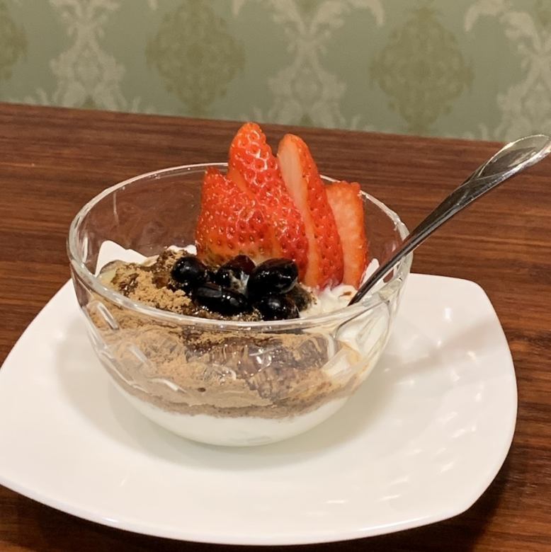 丹波篠山産黒豆の深煎りきな粉と神戸はちみつのヨーグルト（季節のフルーツ添え）