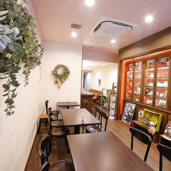 当店では、8名様から最大12名様までの貸切利用を承っております。ご家族のお集まりやご友人同士の会食など、落ち着いたひとときをお過ごしいただけます。ご予算はお一人様3300円よりご相談可能です。お料理内容や料金につきましては、お電話等でお気軽にお問い合わせください。ご予約は1週間前までにお願いいたします。