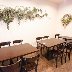 2名様でご利用いただけるテーブル席を2席ご用意しております。落ち着いた雰囲気の中で、お食事やお茶のひとときをゆっくりとお楽しみいただけます。普段使いから記念日まで、幅広いシーンでご利用ください。
