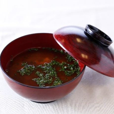 Miso soup with green seaweed and tofu (medium bowl)