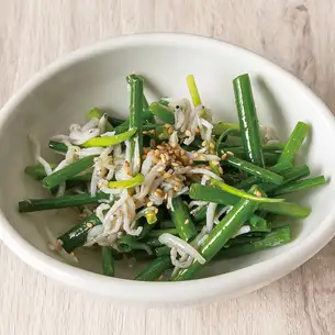 Green onion and boiled whitebait salad