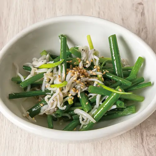 Green onion and boiled whitebait salad