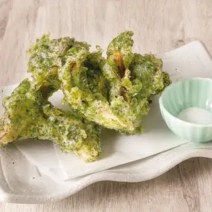 Deep-fried maitake mushrooms wrapped in seaweed