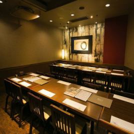 Table private room for 20 to 26 people.Ideal for large groups of banquets.