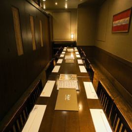14～18名様用のテーブル席個室。移動がしやすく広々と使えるので各種宴会に最適。
