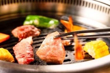【請享用A5能登牛肋排等大虎的肉類套餐♪最後以冷麵和甜點收尾！ 】共15道菜，6,000日圓（含稅）