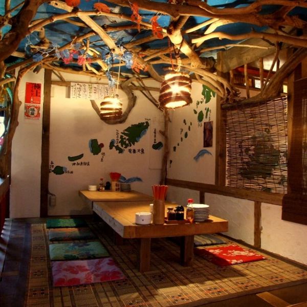 餐厅的内部充满了当地民房的氛围，冲绳的心情很饱满，半私人房间可供2至8人使用！宴会秘书，请来预览！