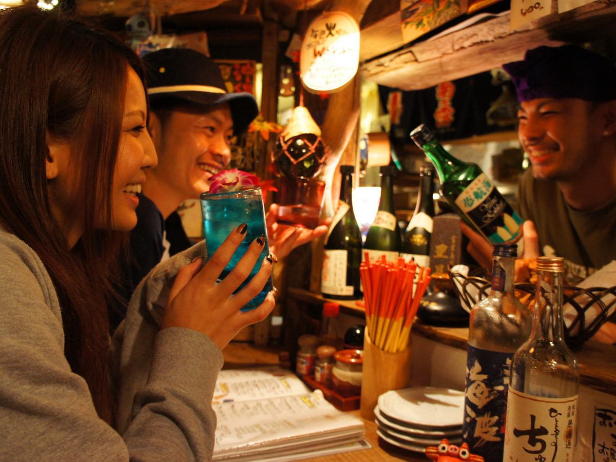 吧台设有情侣座位，可以与冲绳工作人员愉快地交谈。