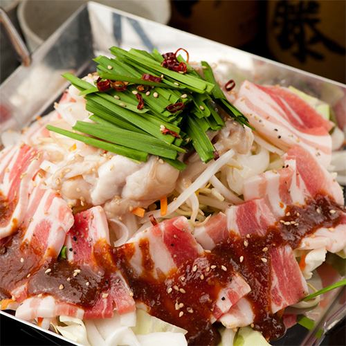 当店名物”スタミナホルモンバラ焼き”はボリューム満点の一品!