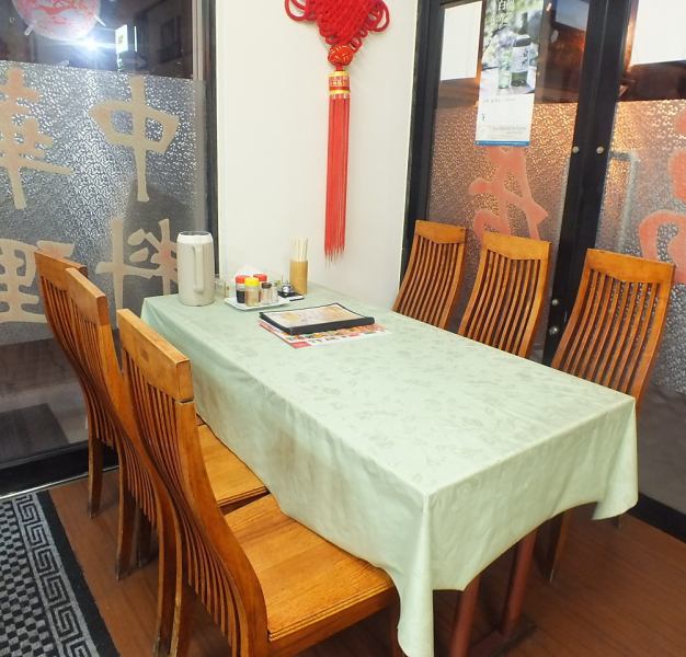 我们有即使少数人也可以享受的餐桌座位。我们也有圆桌会议，所以请使用在线预订。
