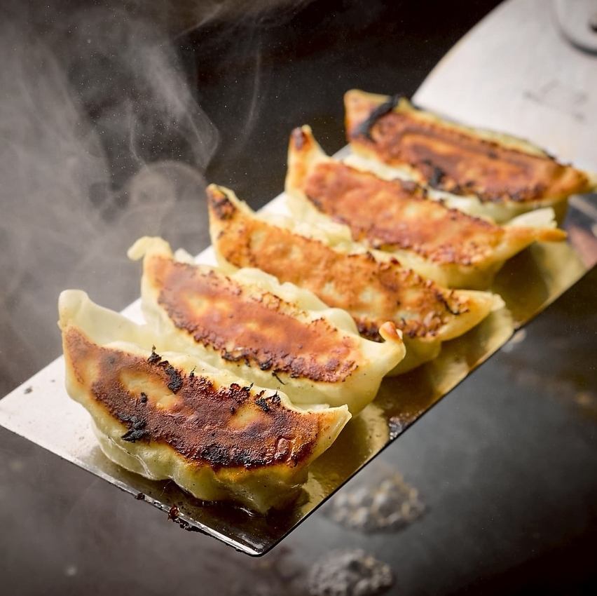 肉汁あふれる当店自慢の餃子！たれなしで美味しく召し上がれます